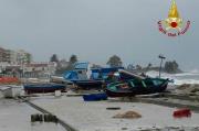 Reggio, barche scaraventate sulla spiaggia per il forte vento: intervengono i sommozzatori