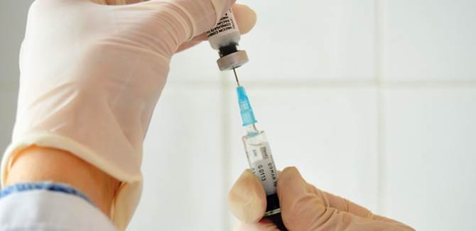 Un medico maneggia un vaccino