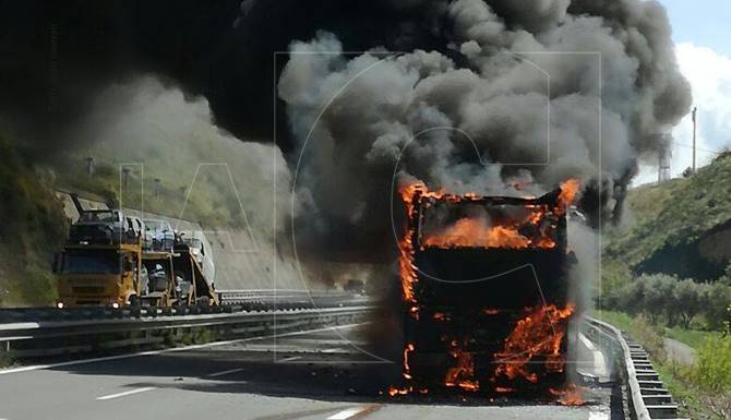 Autobus in fiamme sulla Salerno-Reggio