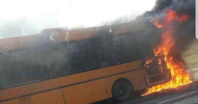 L’autobus in fiamme