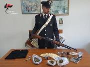 In casa con un fucile rubato e munizioni, arrestato un uomo nel Catanzarese
