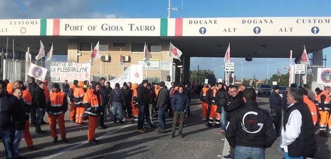 I portuali in protesta a Gioia Tauro