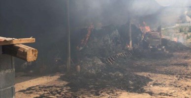 La stalla in fiamme a Limbadi