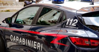 Rubano auto e tentano di investire carabiniere, due giovani in arresto nel Catanzarese