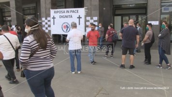 Cosenza, la protesta dei ristoratori in piazza: «Aiutateci a ripartire»