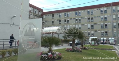 Coronavirus Calabria, morta infermiera dell'ospedale di Catanzaro: aveva 56 anni