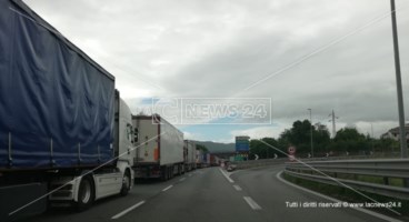 Incidente tra Rogliano e Altilia, tir finisce di traverso in autostrada 