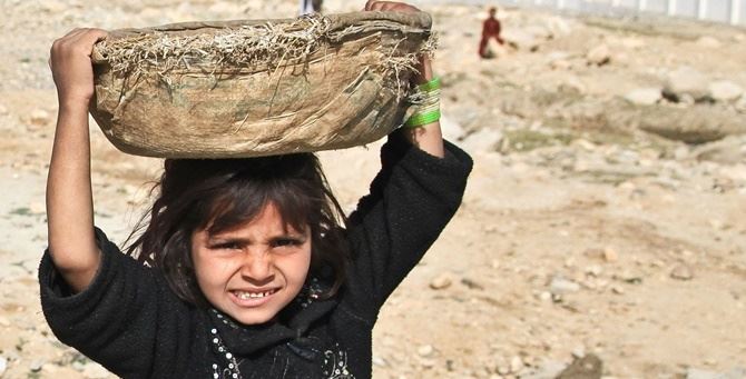 Una bimba afgana costretta a lavorare