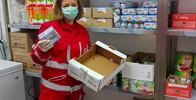 Volontaria della Croce Rossa nel magazzino alimentare