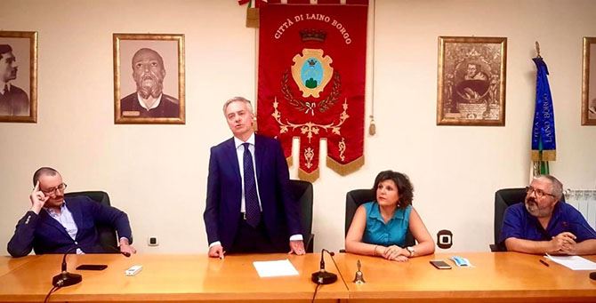 L’assessore regionale Gianluca Gallo insieme al sindaco di Laino Borgo Mariangelina Russo