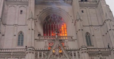 La cattedrale di Nantes in fiamme