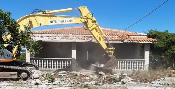 Le operazioni di demolizione a Crotone