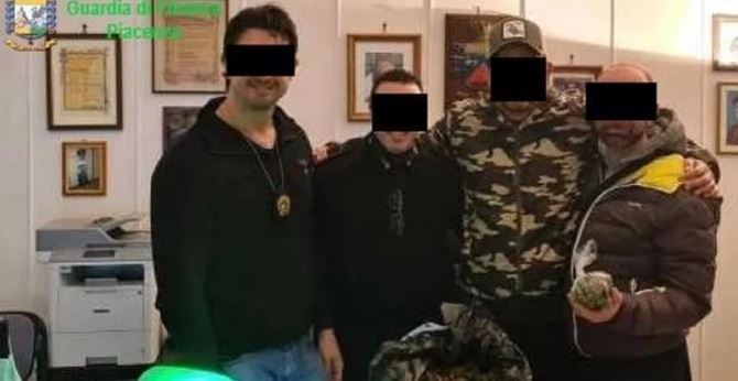 Alcuni dei carabinieri indagati con la droga in caserma