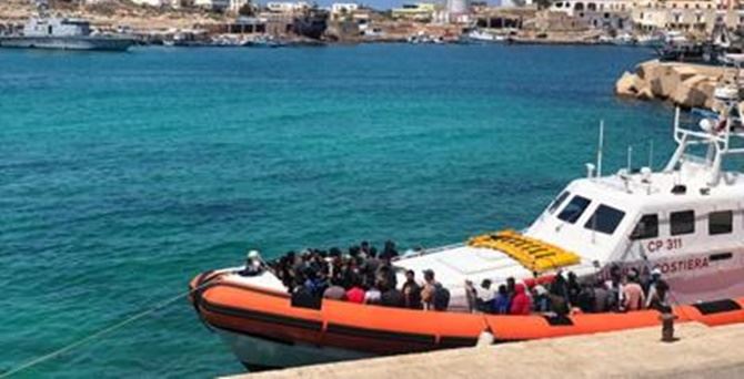 Sbarco a Lampedusa (foto AdnKronos)