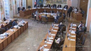 La riunione del Consiglio comunale di Cosenza per l’approvazione del bilancio stabilmente riequilibrato