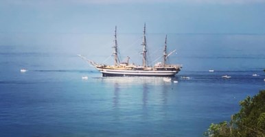La nave Amerigo Vespucci al largo di San Lucido (foto facebook Luigi Novello)