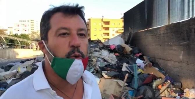 Salvini durante la visita al quartiere Ciccarello di Reggio Calabria