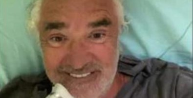 Il selfie di Flavio Briatore dal letto dell’ospedale San Raffaele