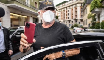 Flavio Briatore uscito dall’ospedale, foto ansa