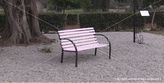 La panchina rosa installata al Parco urbano di Vibo