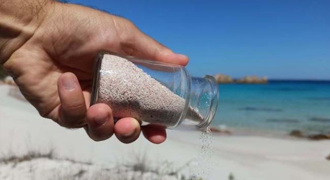 Sardegna, turista restituisce la sabbia rosa 
