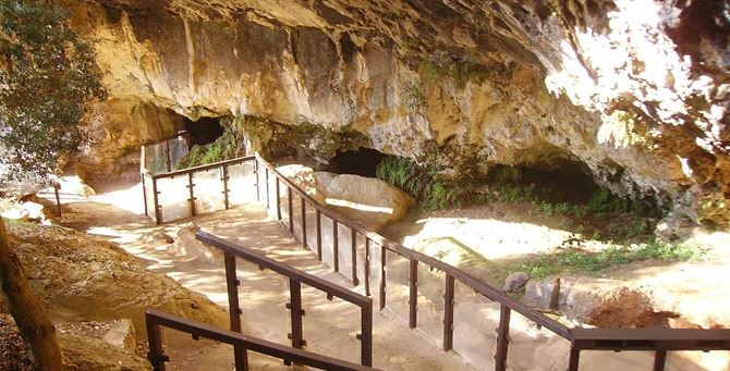 L’ingresso alla Grotta del Romito