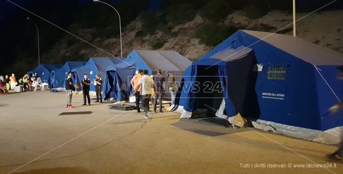 Le tende per la quarantena poste fuori dal campo di Rosarno