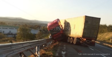 Incidente sull'A2, camionista trasportato in ospedale: traffico rallentato