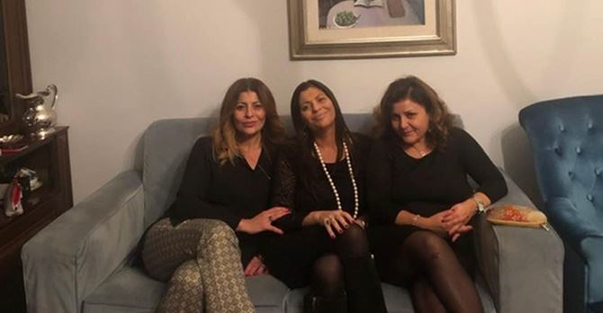 Jole Santelli (al centro) in una foto con le sorelle