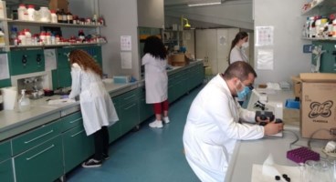 I ricercatori di Macrofarm in laboratorio