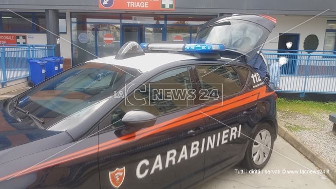Una pattuglia dei carabinieri nel pronto soccorso dell’ospedale di Cosenza