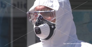 Un operatore sanitario con abbigliamento e mascherina anticovid