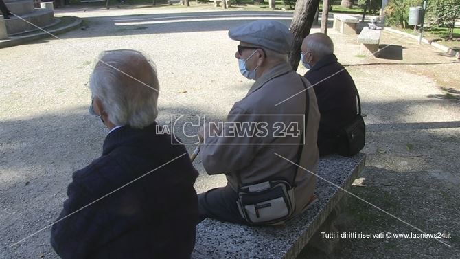 Un gruppo di anziani nei giardini pubblici di Cosenza