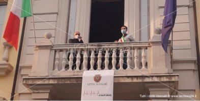 Giuseppe Ranuccio e don Silvio Mesiti sul balcone del municipio