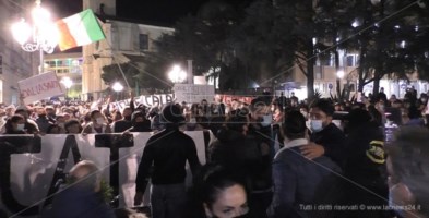 Catanzaro, centinaia in piazza contro la zona rossa e stato sanità calabrese