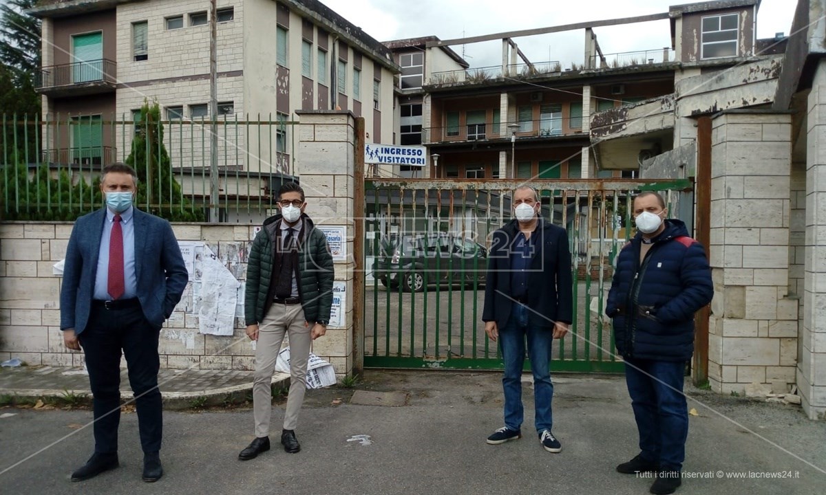 I quattro sindaci davanti all’ospedale di Soriano