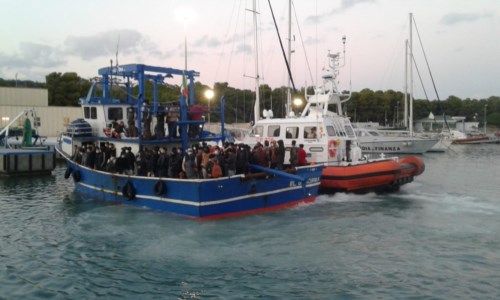 La barca giunta nel porto di Roccella