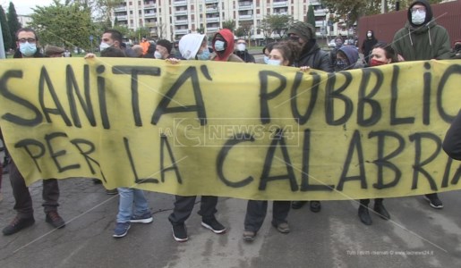 I collettivi in protesta a Cosenza davanti l’ospedale da campo in allestimento a Vaglio Lise