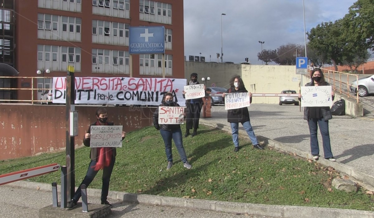 Il sit-in di studenti al Centro medico dell’Unical