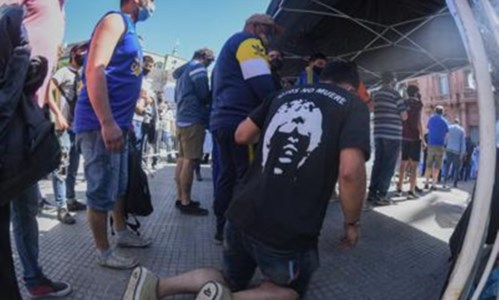 La folla in fila per dare l’ultimo saluto a Maradona