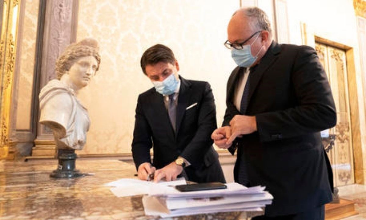 Il presidente del Consiglio Giuseppe Conte con il ministro dell’Economia, Roberto Gualtieri. Foto Ansa