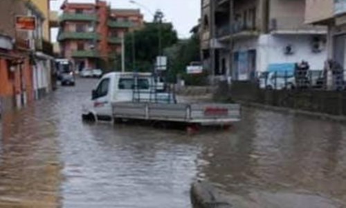 Camion sommerso dall’acqua ieri a Reggio Calabria