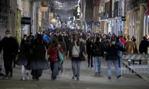 Le strade di Roma affollate - foto Ansa