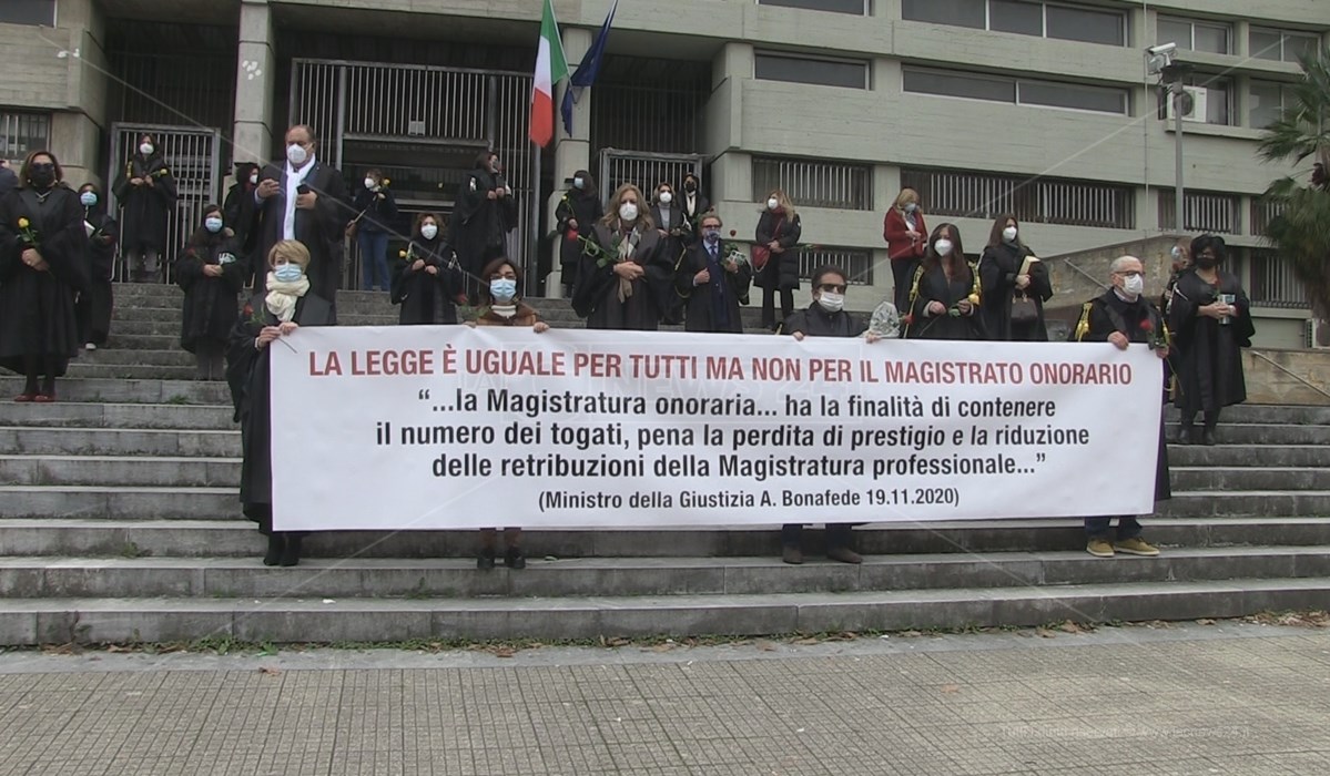 Il flash mob dei giudici onorari della provincia di Cosenza