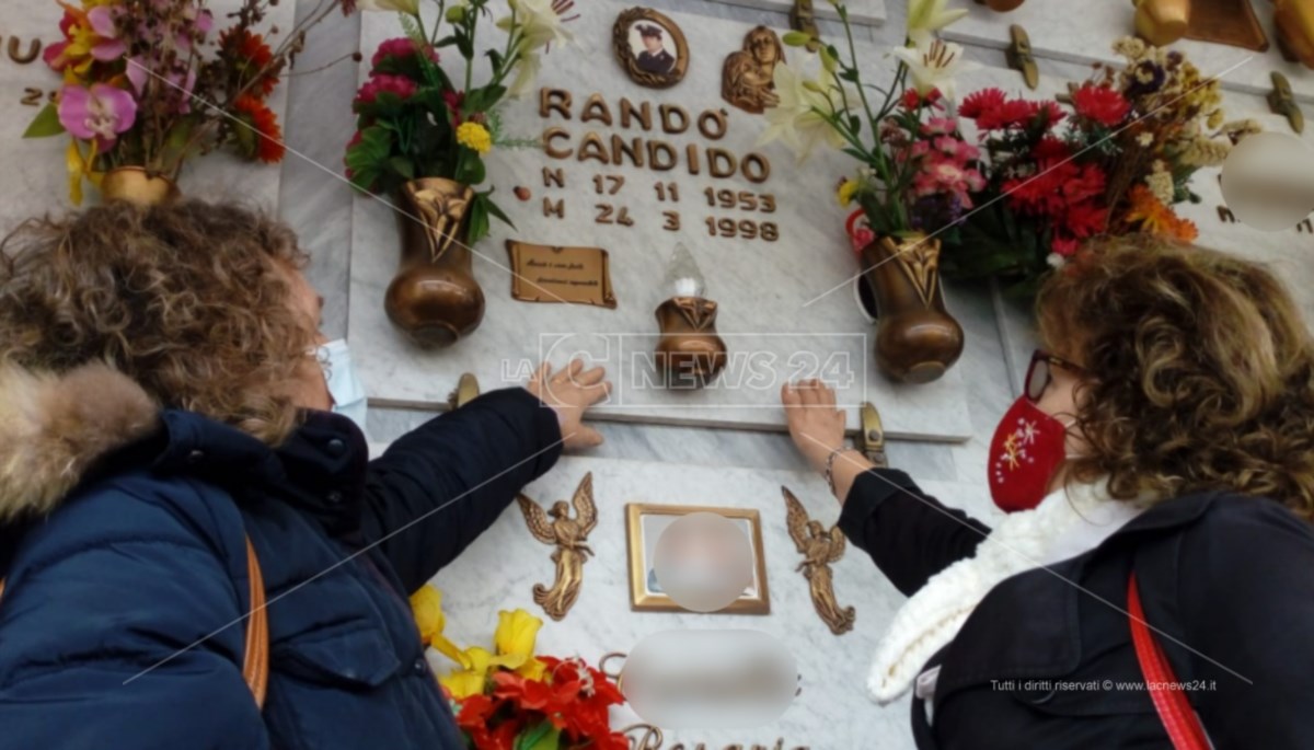 Le sorelle Randò sulla tomba del fratello Candido