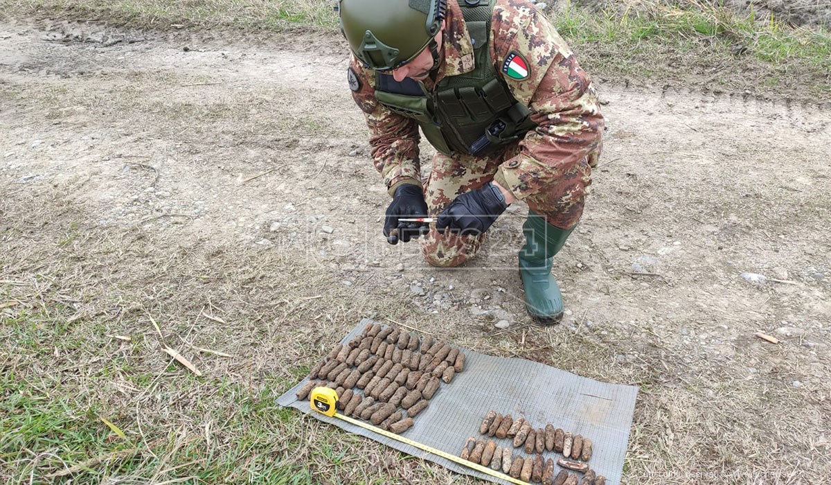 Gli artificieri con le munizioni ritrovate a Sibari