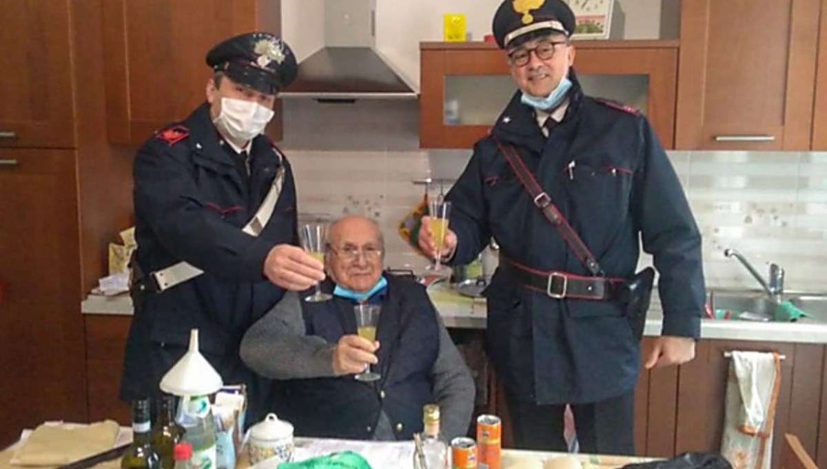 Il signor Fiorenzo con i due carabinieri che hanno risposto alla sua chiamata (foto ansa)
