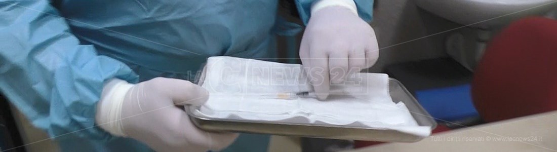 Vaccini Covid, consegnate in Calabria 14mila dosi: tutte destinate ai richiami, slitta il piano