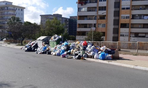 Crotone, l’opposizione interroga il sindaco sui rifiuti: «Che intende fare per superare l’emergenza?»