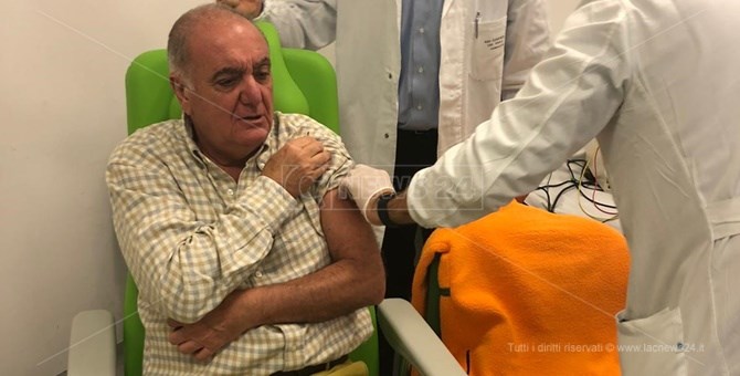 Il direttore sanitario Vincenzo Cesareo sottoposto a vaccino